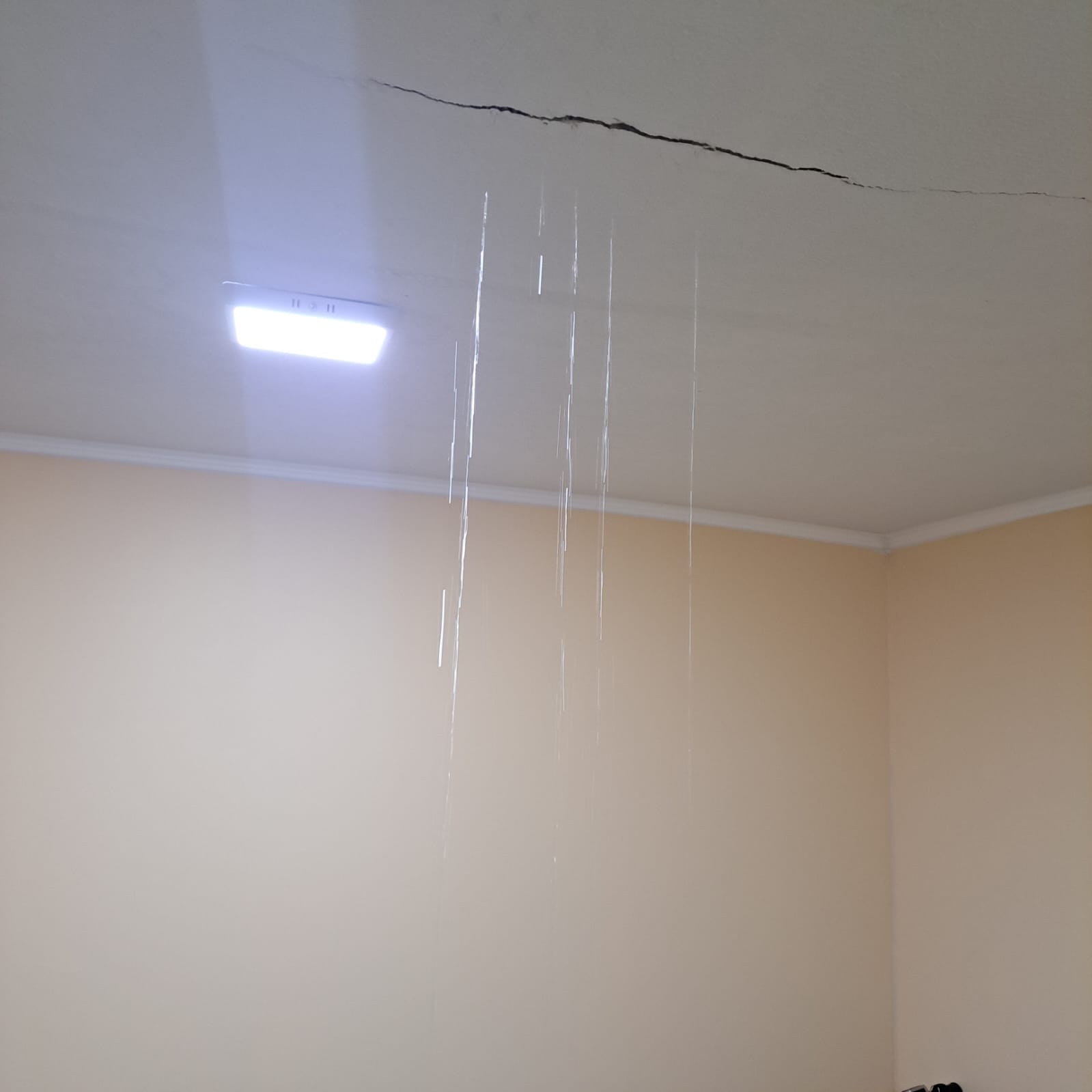 Grieta estructural en muro sobre marco de puerta